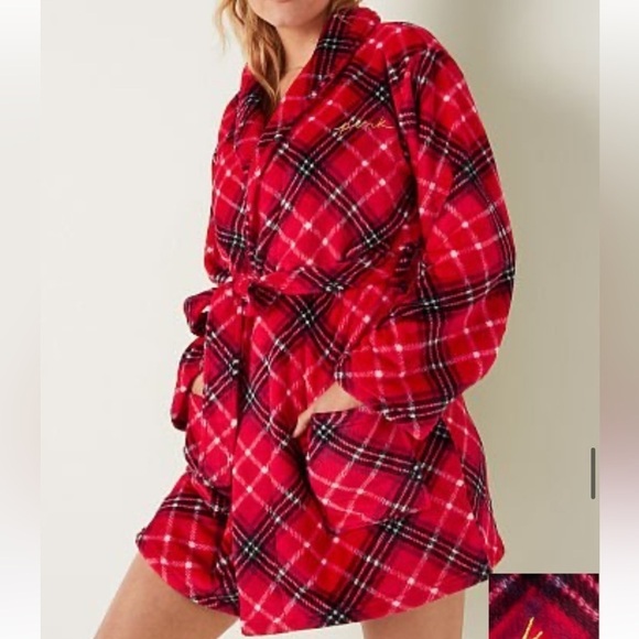 Victoria's Secret Other - PINK
Fluffy Robe​​​​​​​